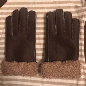 ☃️🎀NWT FAUX SHEARLING CHOCOLATE &TAN GLOVES!!🎀☃️